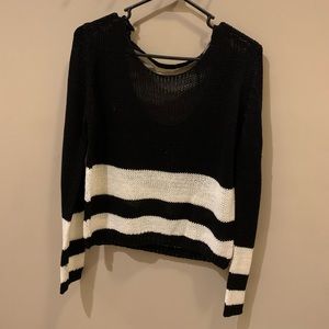 Lightweight sweater low neck